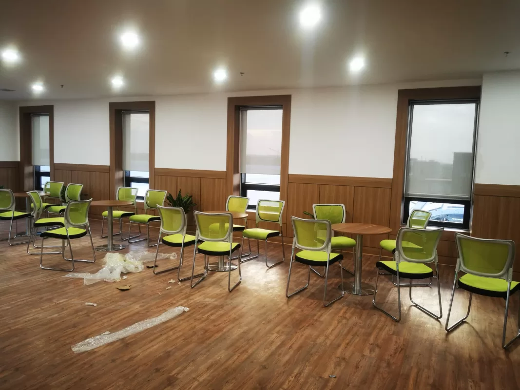 Rèm cuốn lưới là một giải pháp trang trí tuyệt vời cho quán cafe