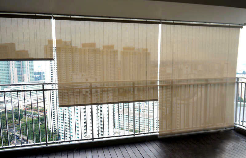 Rèm cuốn lưới phù hợp với cả không gian bên ngoài ban công, ngăn mưa nắng hiệu quả