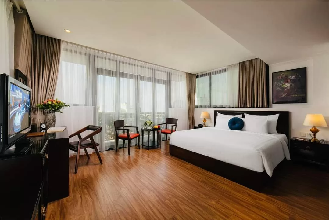 Rèm vải khách sạn Dela Seine Quảng Ninh có khả năng chống bám bụi, chống ẩm mốc, giúp giữ cho không gian phòng khách sạn luôn sạch sẽ