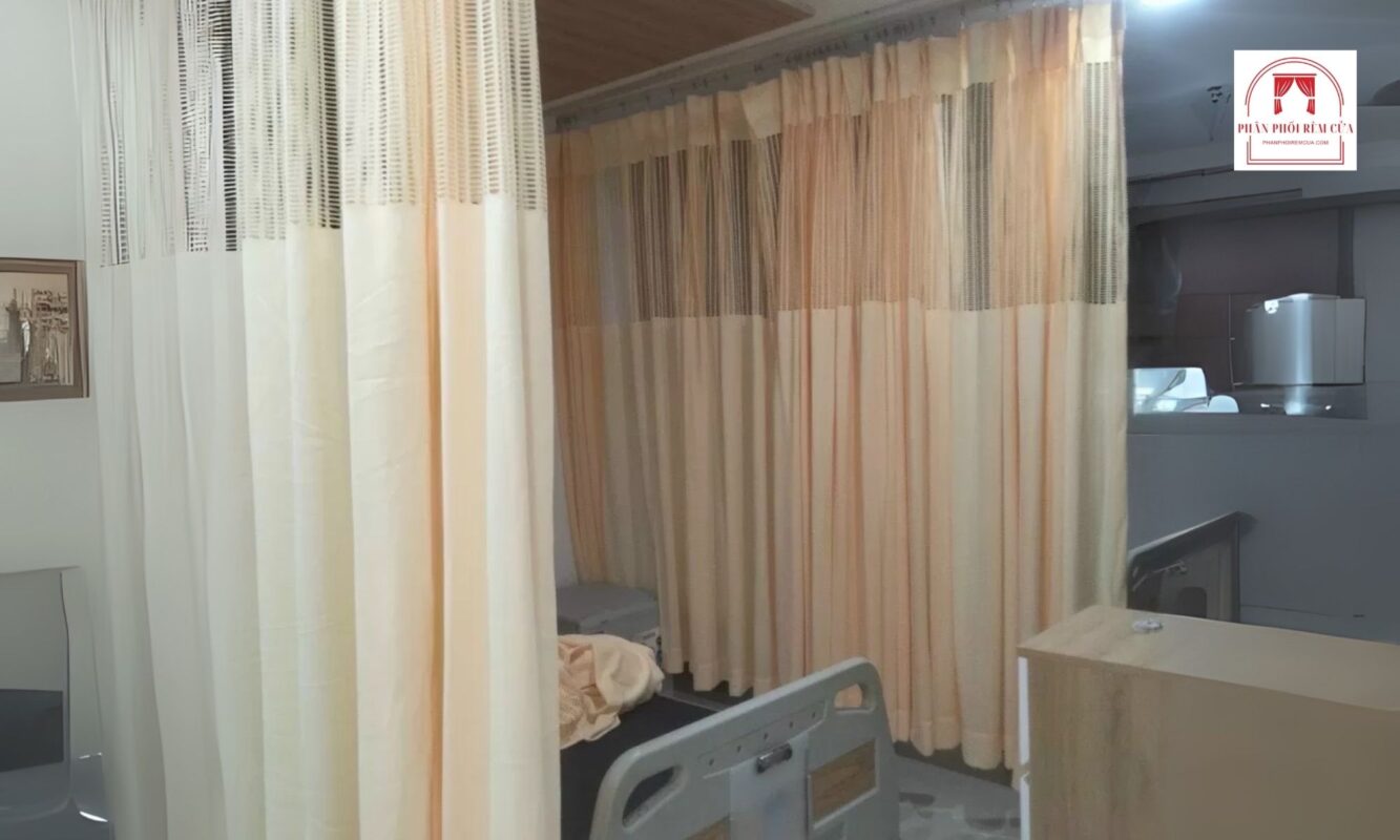 Rèm bệnh viện có lưới thoáng bên trên giúp cho không gian thông thoáng cho bệnh nhân điều trị