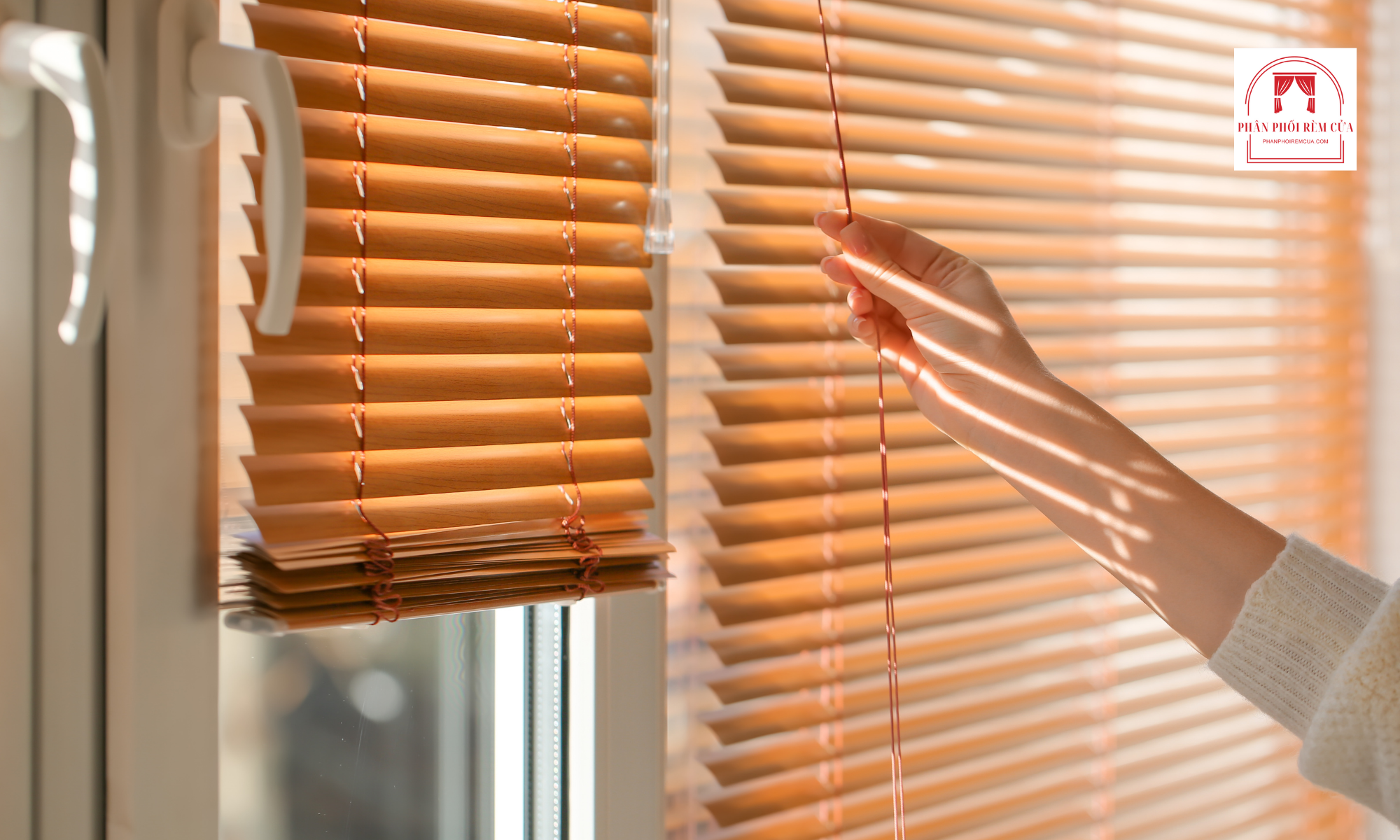 Rèm xếp cửa sổ cung cấp khả năng kiểm soát ánh sáng và nhiệt độ một cách xuất sắc