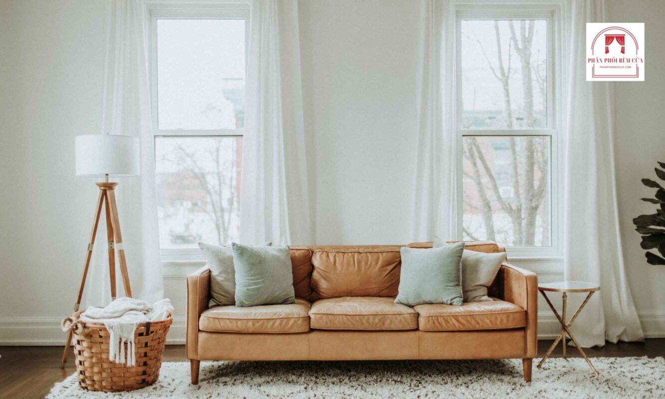 Phối màu rèm cửa với sofa và nội thất chủ đạo
