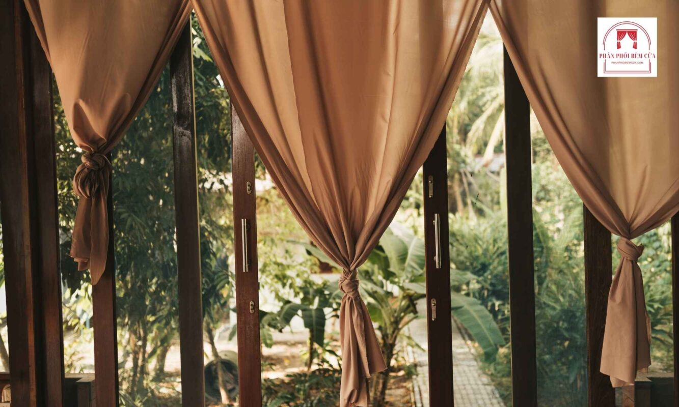 Cửa sổ bếp và phòng tắm nên chọn rèm sáo gỗ nhưa của biệt thự và villa
