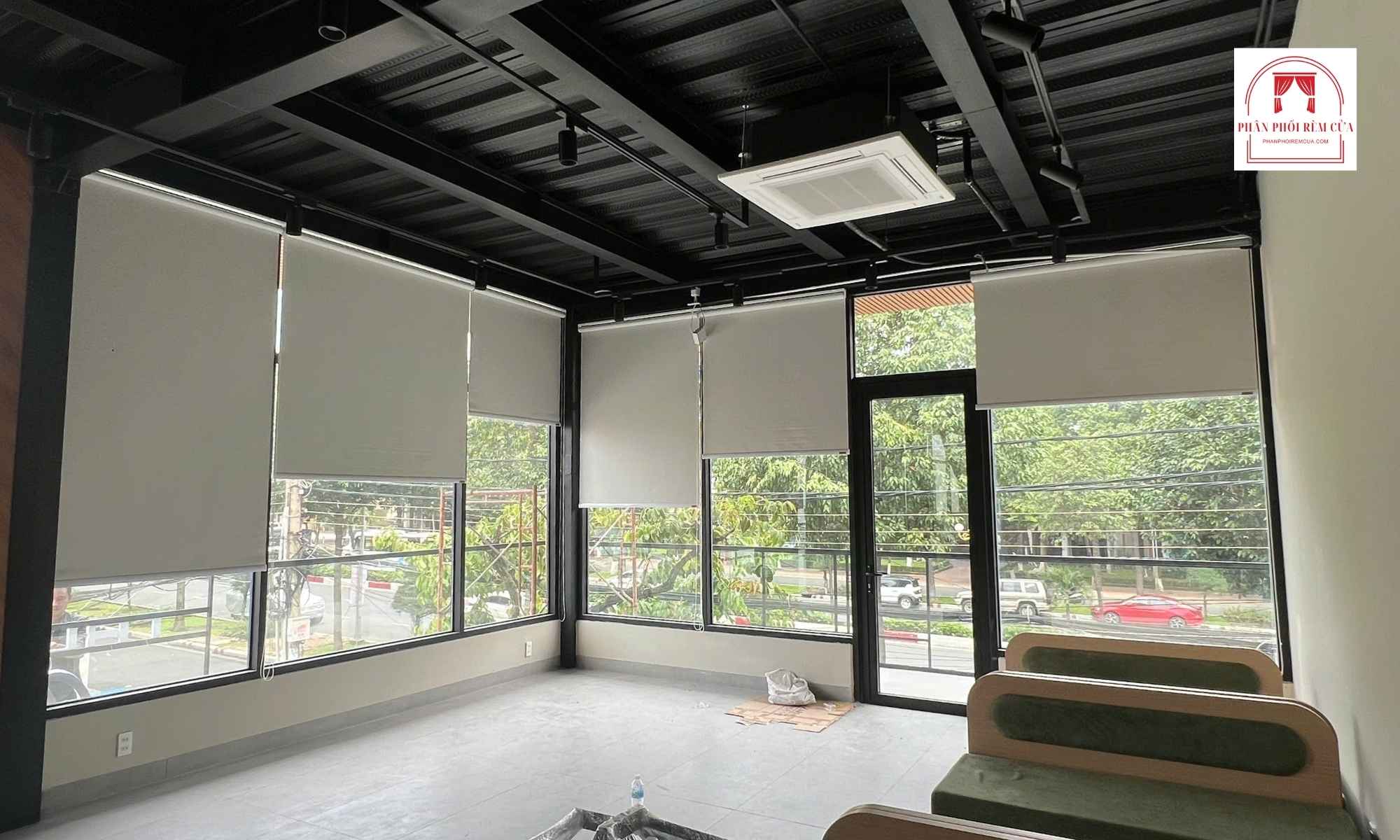Tại sao rèm văn phòng giá rẻ lại là lựa chọn hàng đầu cho không gian làm việc hiện đại?