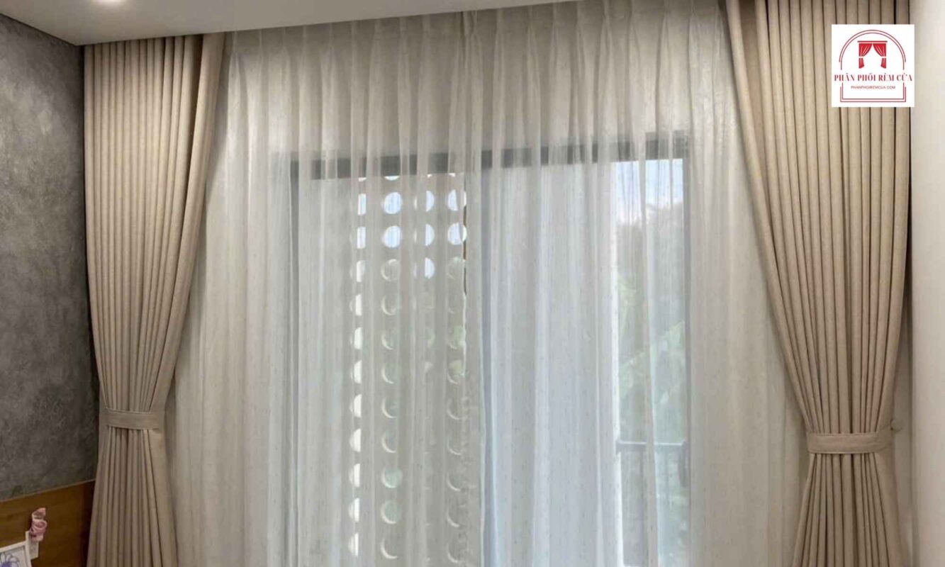 Rèm cửa vải lanh cân bằng ánh sáng tự nhiên và sự riêng tư, bảo vệ nội thất hiệu quả.