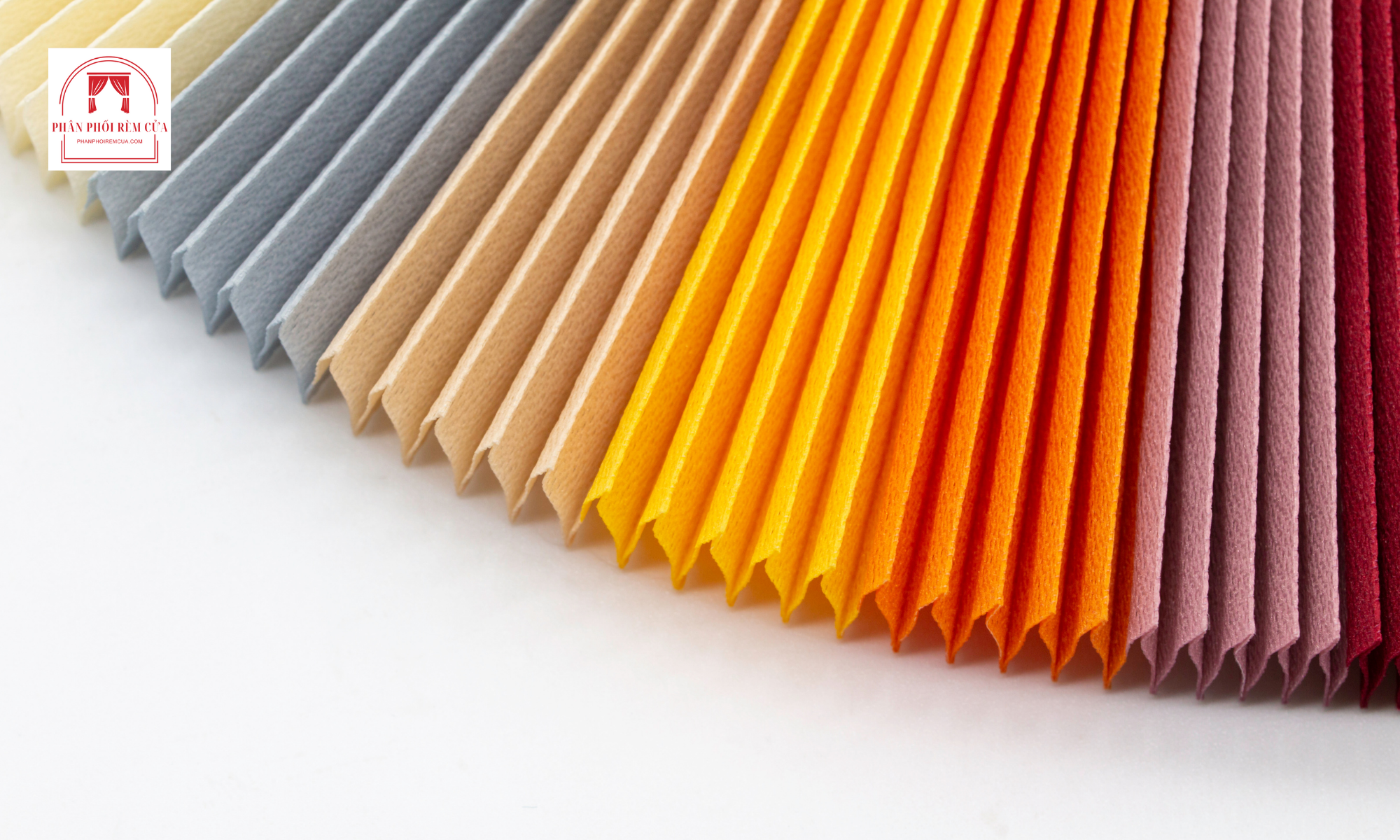 Lựa chọn màu sắc rèm chống nắng: Tối màu có luôn tốt hơn?