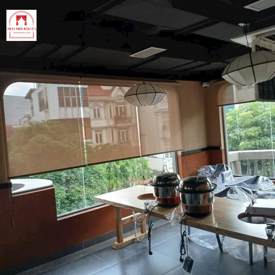 Rèm cuốn cửa sổ phù hợp với nhiều không gian khác nhau